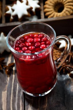 Noel sıcak kızılcık çay veya mulled şarap ve Çerezler, dikey