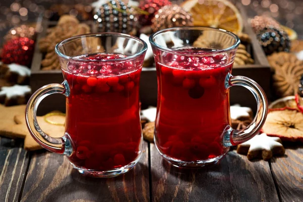 Boże Narodzenie Żurawiny Herbatą Lub Grzane Wino Ciasteczka Zbliżenie — Zdjęcie stockowe