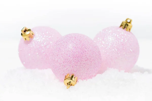 Розовые Рождественские Шары Снегу Белом Фоне Крупным Планом — стоковое фото