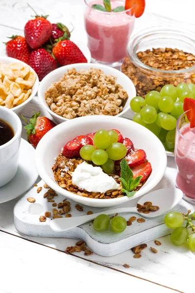 Lezzetli Sağlıklı Bir Kahvaltı Meyve Granola Milkshake Beyaz Tablo Dikey — Stok fotoğraf