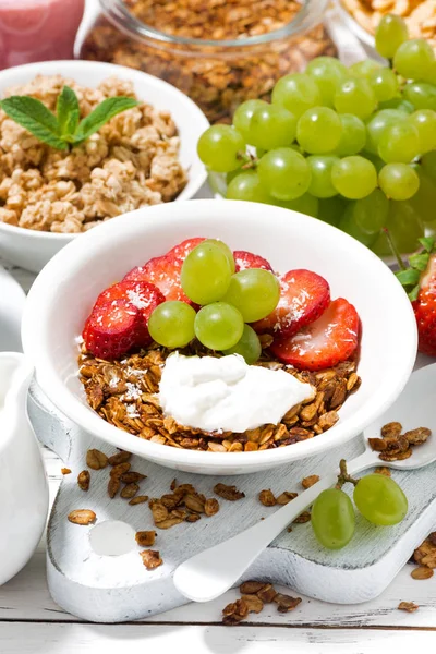 Läcker Och Hälsosam Frukost Med Frukt Granola Närbild — Stockfoto