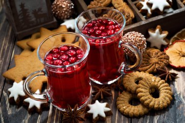 Noel sıcak kızılcık çay ve kurabiye, closeup üstten görünüm, yatay