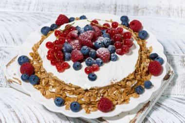 sağlıklı yulaf ezmesi kek yoğurt ve taze çilek, üstten görünüm