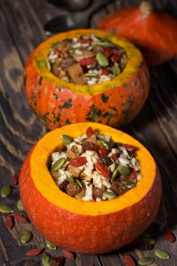 balkabağına ahşap masa, dikey olarak kurutulmuş meyve ile tatlı pirinç