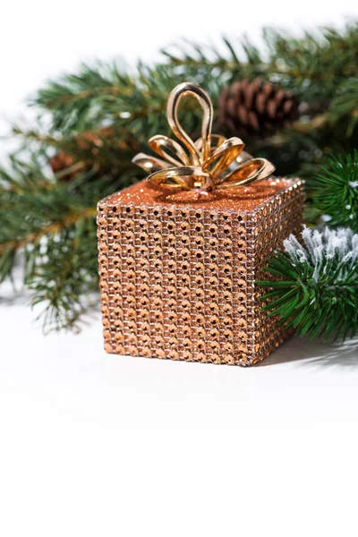 Vánoční Dekorace Zlatá Krabička Bílém Pozadí Vertikální Closeup — Stock fotografie