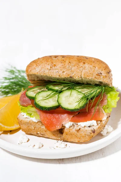 Bocadillo Con Pescado Salado Verduras Frescas Queso Crema Plato Primer —  Fotos de Stock