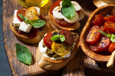 İtalyan meze - çeşitli bruschettas, üstten görünüm, yatay