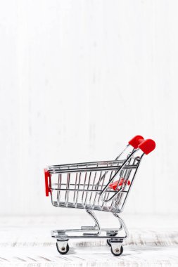 beyaz bir arka plan üzerinde arabası yemek için. Konsept Fotoğraf, dikey fotoğraf