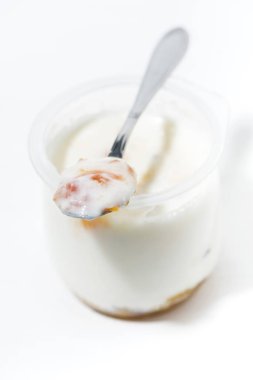 Şeftali, dikey closeup bir kavanoza yoğurt