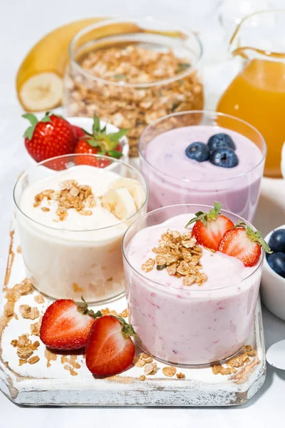 Söt Yoghurt Med Frukt Och Bär Till Frukost Vertikala Närbild — Stockfoto