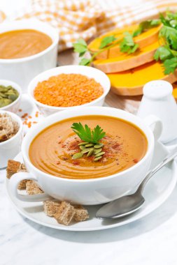 kabak ve beyaz arka plan, dikey üstten görünüm üzerinde bir kasede mercimek çorbası