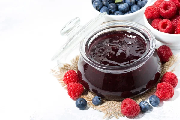 Himbeer Und Blaubeermarmelade Glas Auf Weißem Tisch Horizontal — Stockfoto