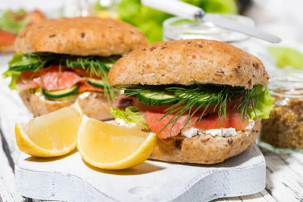 Sandwich Mit Gesalzenem Fisch Und Frischkäse Nahaufnahme Horizontal — Stockfoto