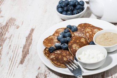 fıstık ezmesi ve yoğurt beyaz arka planda, üstten görünüm ile Pancakes