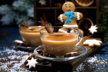 Kış davranır, masala çay ve zencefilli kurabiye adam kurabiye, yatay