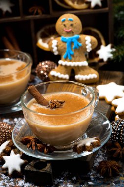 Kış davranır, masada, dikey baharatlı masala çay ve zencefilli kurabiye adam kurabiye
