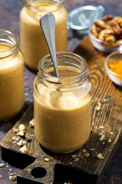 zerdeçal ve koyu arka plan, dikey closeup fındık ile sağlıklı havuç smoothies