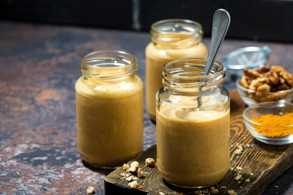 Smoothies Cenoura Saudáveis Com Açafrão Nozes Fundo Escuro Close — Fotografia de Stock