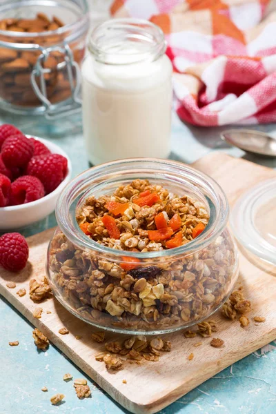 Zelfgemaakte Muesli Met Noten Gedroogde Abrikozen Verticale Bovenaanzicht — Gratis stockfoto