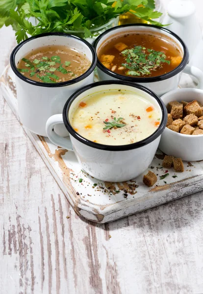 Surtido Sopas Calientes Tazas Sobre Fondo Madera Vista Superior — Foto de Stock