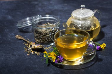 karanlık bir arka planda, yatay aromatik otlar ile taze çay