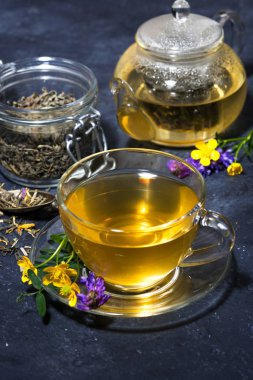 karanlık bir tablo, üstten görünüm aromatik otlar ile çay