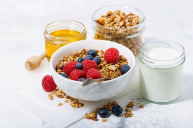 taze peynir granola ve ballı beyaz masada, yatay