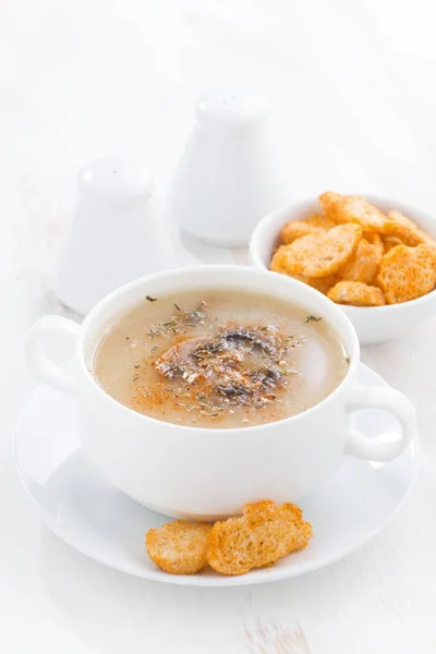 Deliciosa Sopa Crema Champiñones Con Croutons Mesa Blanca Vertical Primer —  Fotos de Stock