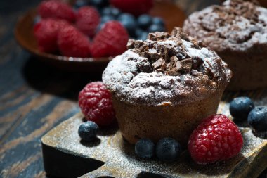 Çikolatalı kek ve ahşap masa, tatlı, yatay olarak taze çilek