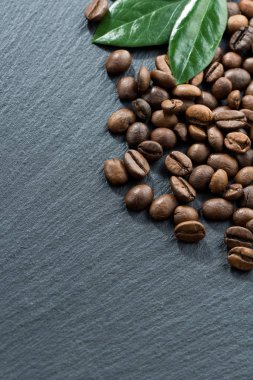 kahve çekirdekleri ve karanlık bir arka plan, metin, dikey, alan yapraklarda görünümü top