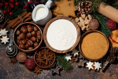 koyu arka plan üzerinde Üstten Görünüm Noel pişirme için malzemeler