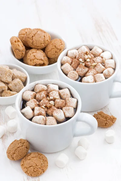 Dos Tazas Cacao Con Malvavisco Galletas Vertical Primer Plano —  Fotos de Stock