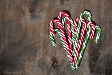 Gri ahşap arka planda Noel şekeri çeşitleri, üst manzara