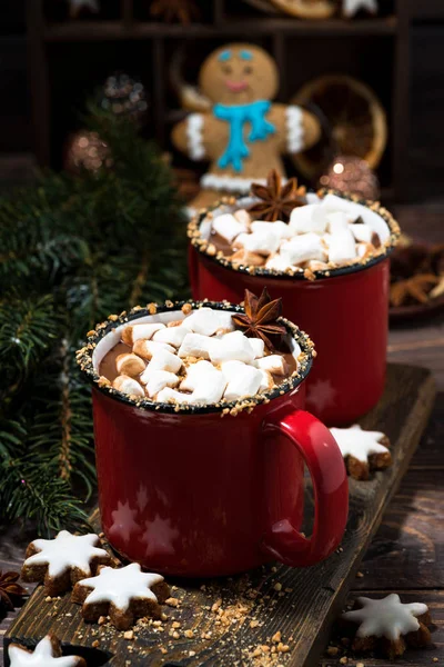木製のテーブル 垂直のクローズ アップの赤のマグカップで居心地の良い冬ドリンク ホット チョコレート — ストック写真
