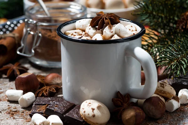 Κούπα Ζεστή Σοκολάτα Marshmallows Και Γλυκά Στο Ξύλινο Τραπέζι Closeup — Φωτογραφία Αρχείου
