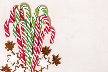 karışım-in Noel şeker şeker ve çerezleri yıldız Beyaz ahşap arka planda, en iyi portre görüntülemek