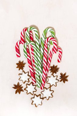 Noel ürün yelpazesine şeker şeker ve çerezleri yıldız Beyaz ahşap zemin üzerinde ana sayfa görünümü