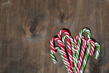 Noel şeker ürün yelpazesine gri ahşap arka plan üzerinde üstten görünüm portre şekerler