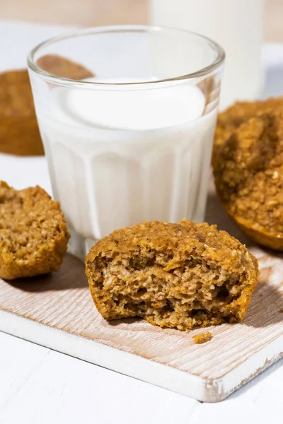 Muffin Alla Zucca Fatti Casa Bicchiere Latte Primo Piano Verticale — Foto Stock