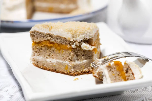 Tortenstück Mit Sahne Und Marmelade Auf Einem Teller Nahaufnahme — Stockfoto