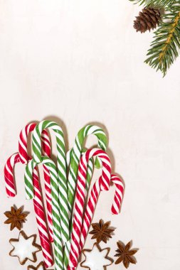 Noel ürün yelpazesine şeker şeker ve çerezleri yıldız beyaz arka planda, dikey üstten görünüm