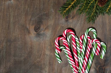 Noel şeker ürün yelpazesine şekerler ve köknar gri arka plan üzerinde üstten görünüm şubeleri