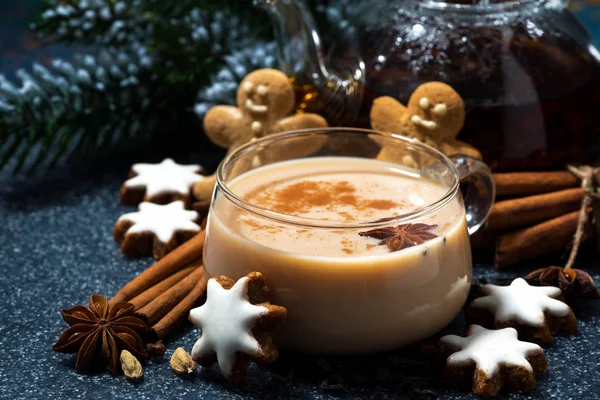 Kopje Thee Van Pittige Masala Kerstkoekjes Close — Stockfoto