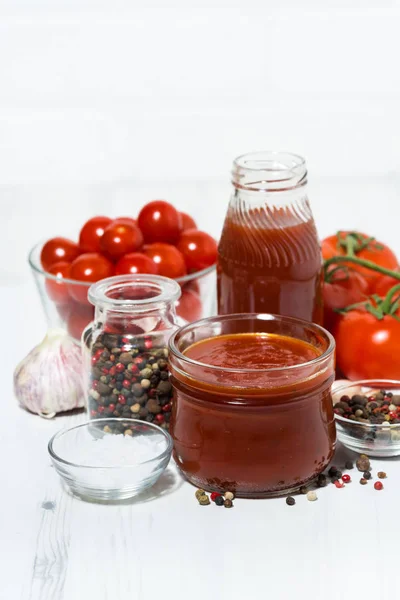 Prodotti Base Pomodoro Fresco Salsa Succo Condimenti Tavola Bianca Vista — Foto Stock