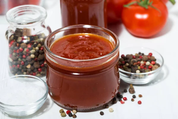 Productos Elaborados Con Tomate Fresco Salsa Zumo Condimentos Sobre Fondo — Foto de Stock