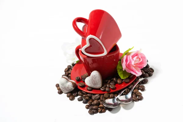 Red cups and chocolate candies in the form of heart on white bac — Stock Photo, Image