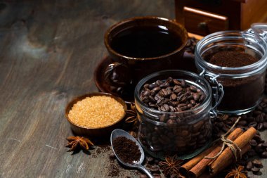 kahve çekirdekleri, baharat ve ahşap arka plan, yatay şekerle kavrulmuş