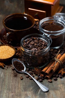 kahve çekirdekleri, baharat ve ahşap arka plan, üstten görünüm şekerle kavrulmuş