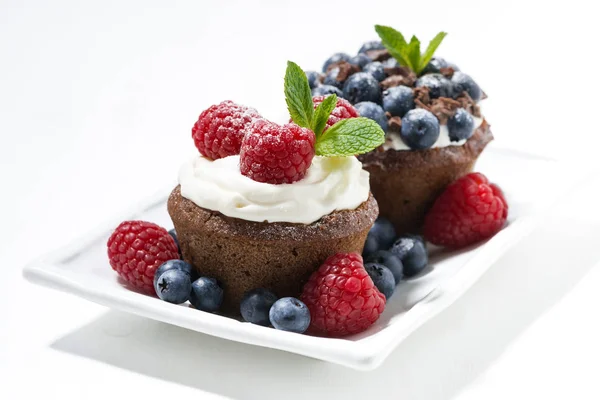 Süße Schokoladen Cupcakes Mit Frischen Beeren Zum Dessert Auf Weißem — Stockfoto