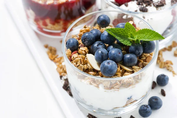 Süße Desserts Mit Frischen Beeren Gläsern Auf Weißem Tisch Nahaufnahme — Stockfoto